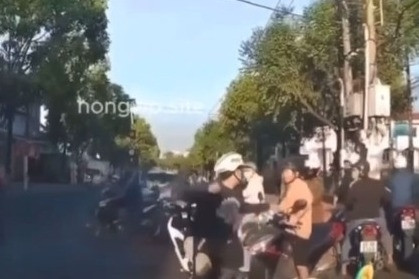 Nam thanh niên đánh tới tấp người đàn ông sau va chạm giao thông