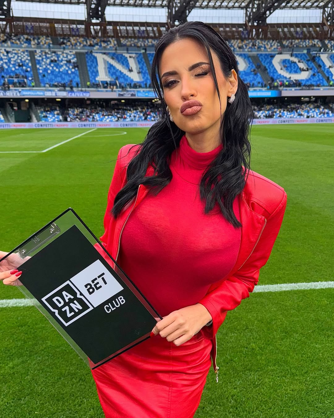 Eleonora Incardona dẫn chương trình giữa trận đấu Napoli vs Inter Milan