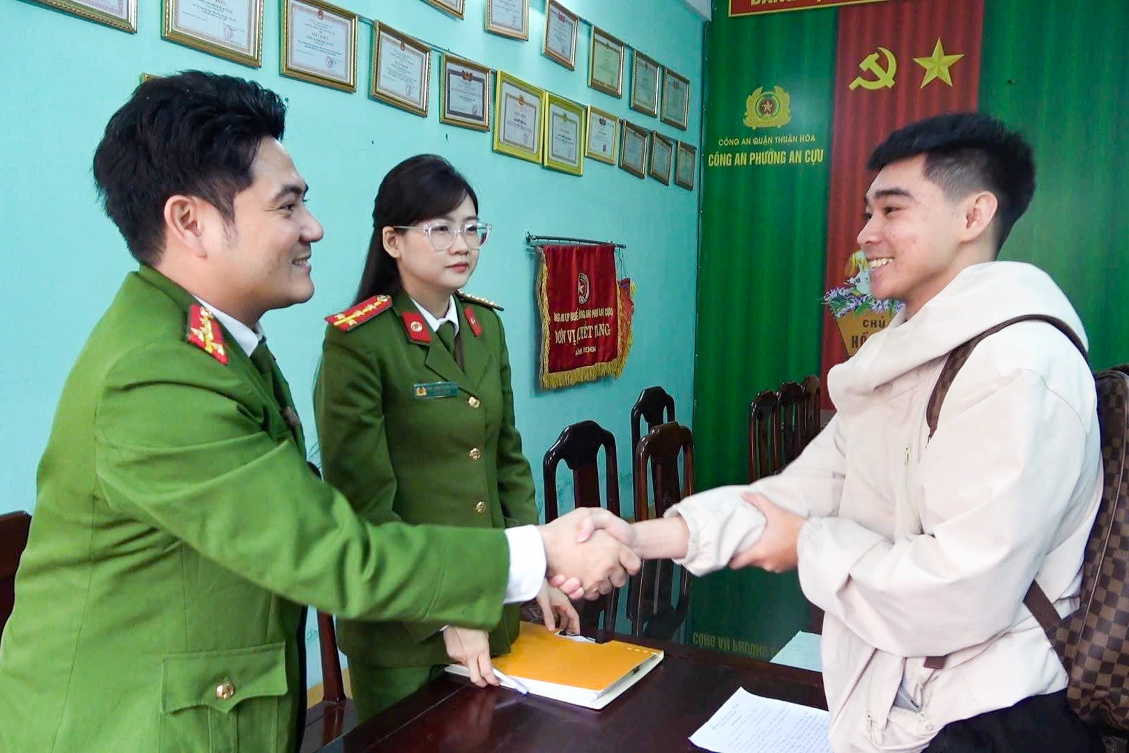 Tài khoản bất ngờ nhận hơn 200 triệu đồng, thanh niên trình báo công an