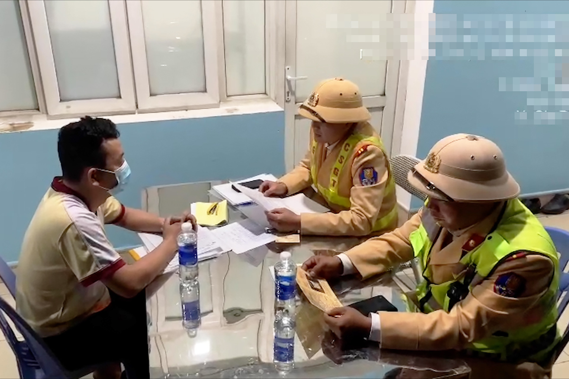 tai xe di nguoc chieu copy.jpg