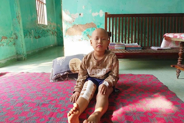 Trao hơn 46 triệu đồng đến em Phạm Đình Minh bị ung thư xương