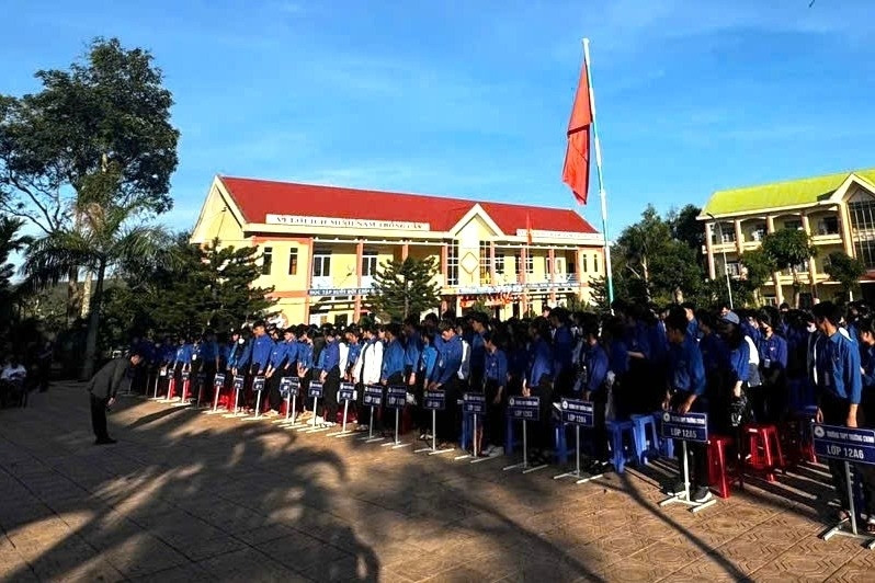 Trường THPT cúng bái giữa sân, thầy hiệu trưởng cúi đầu xin lỗi