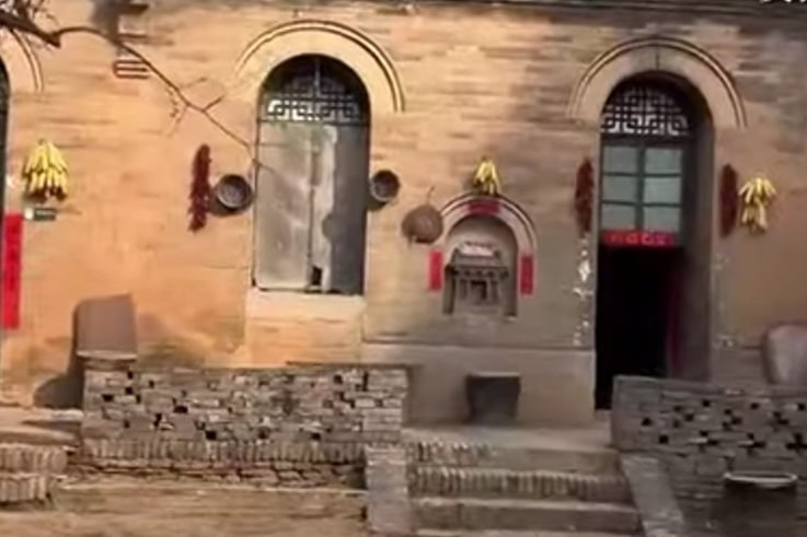 Về quê lo tang lễ cho bố, 4 người con chết bí ẩn trong ngôi nhà cũ