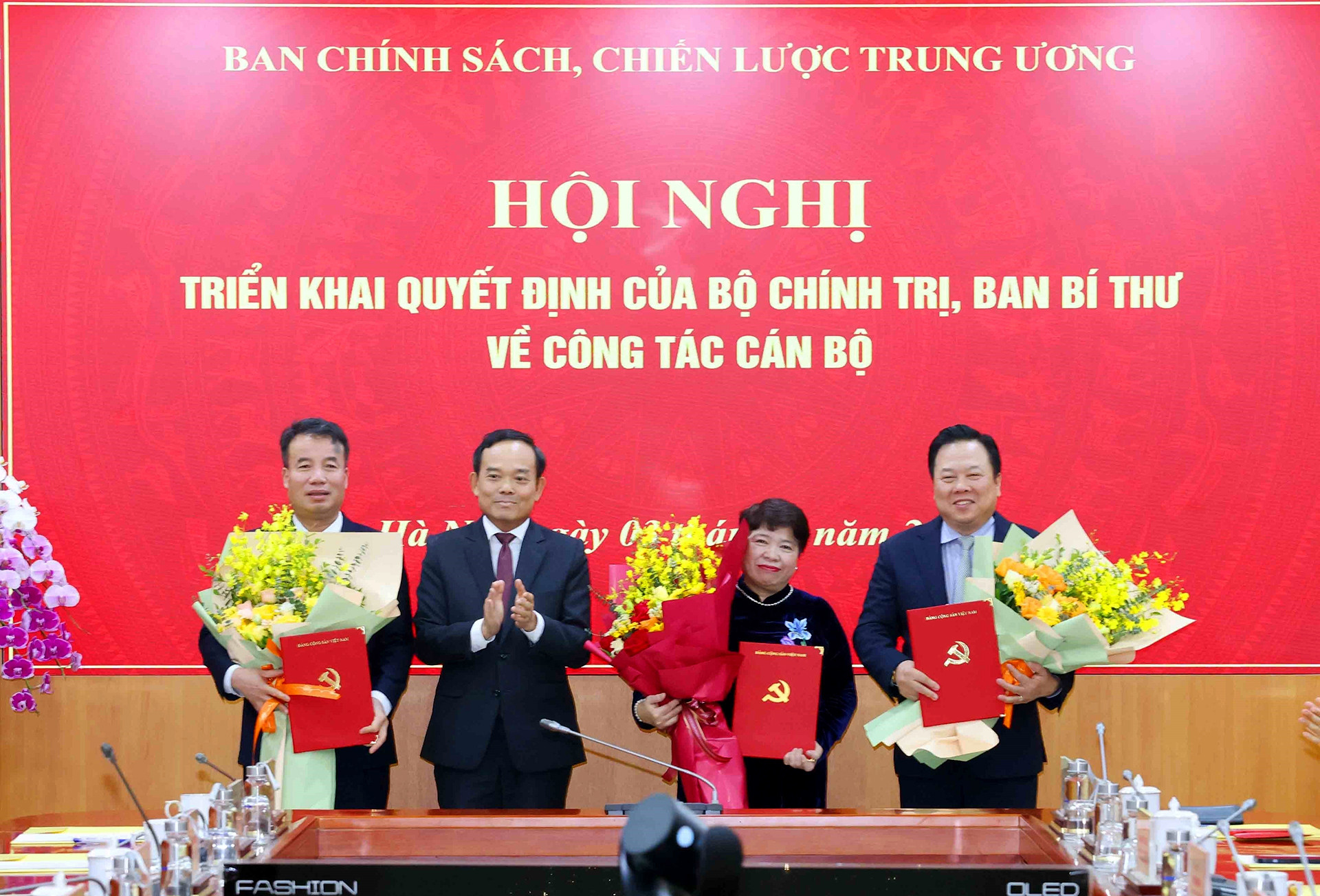 vna_potal_ban_chinh_sach_chien_luoc_trung_uong_trien_khai_quyet_dinh_cua_bo_chinh_tri_ban_bi_thu_ve_cong_tac_can_bo_7883698.jpg