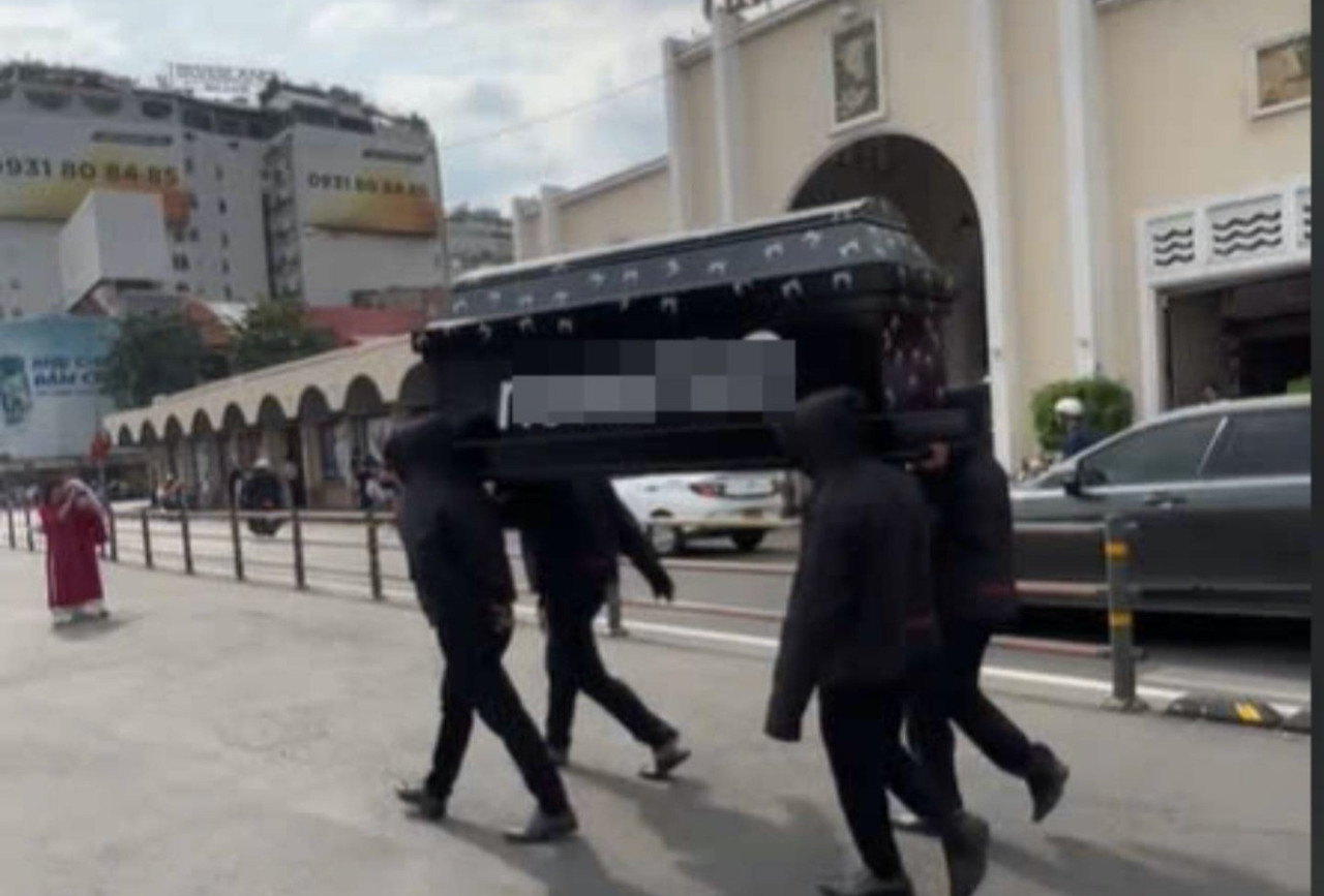 Vụ khiêng quan tài diễu phố: Người tung clip lên mạng có bị xử lý?