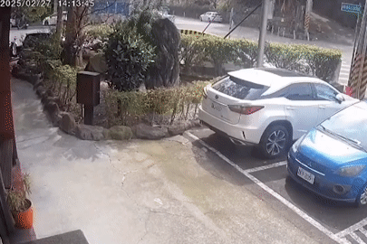 Xe Lexus đang đỗ bị hố tử thần 'nuốt chửng'