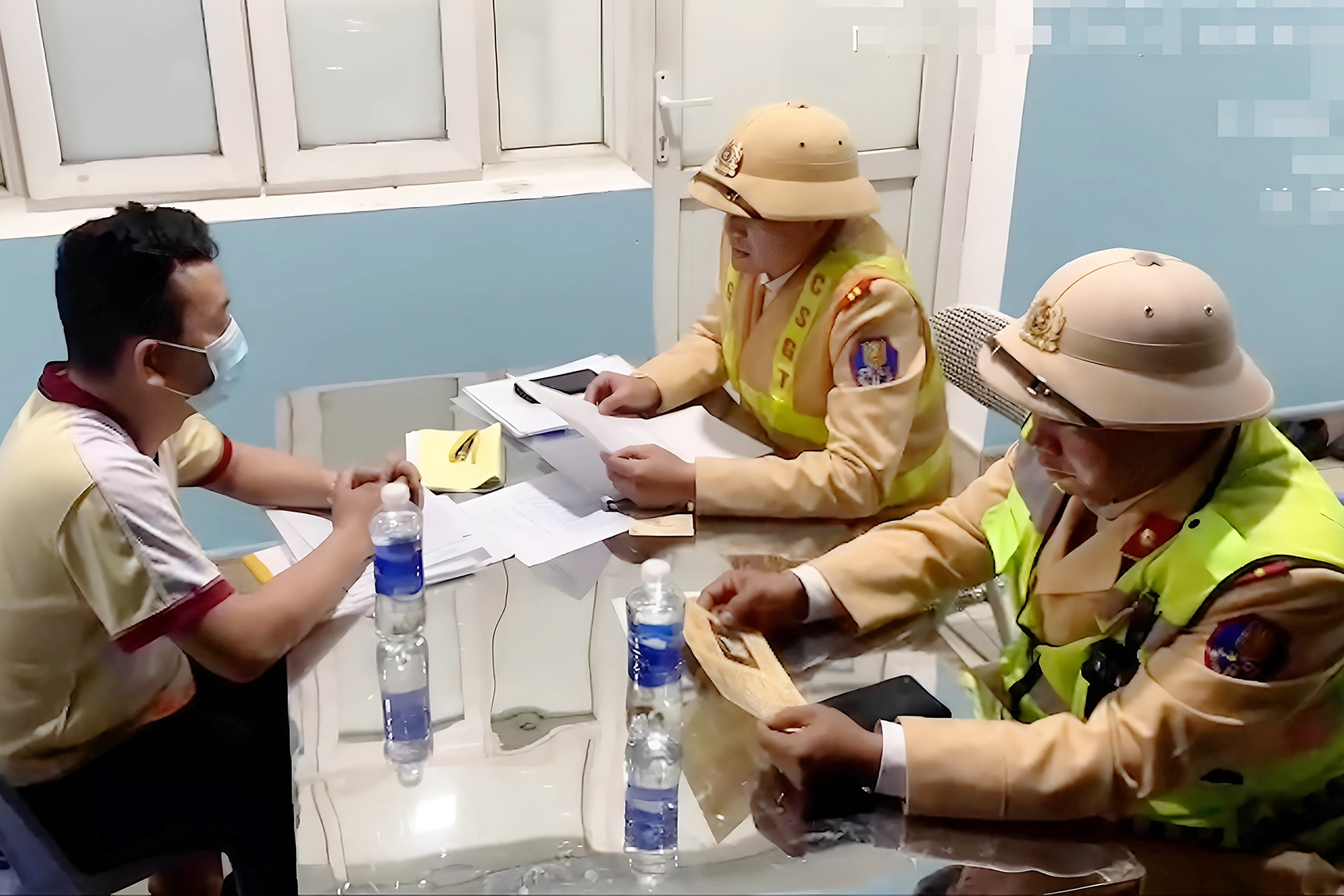 Không có bằng lái, tài xế xe khách chở 25 người ngược chiều cao tốc
