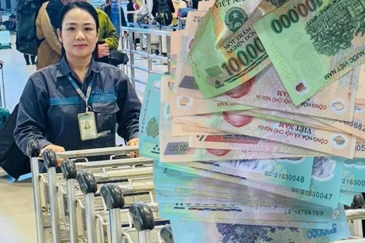 Chiếc ví đen chứa nhiều tiền, trang sức bị bỏ quên ở sân bay Nội Bài