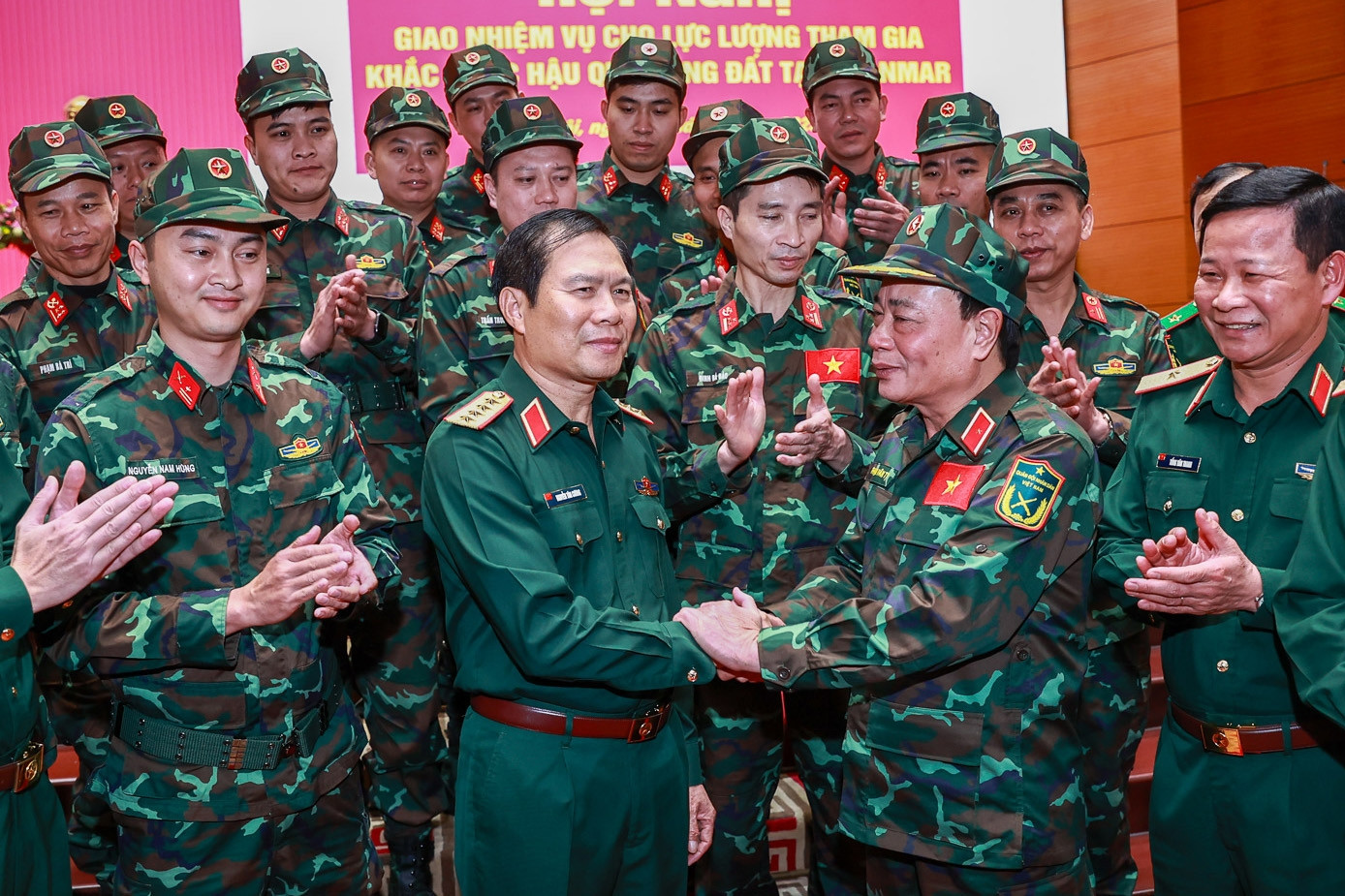 Đại tướng Nguyễn Tân Cương tiễn 80 chiến sĩ tinh nhuệ sang cứu hộ ở Myanmar