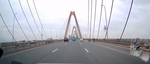 Điều tra nhóm thanh niên lạng lách, phóng xe 'bạt mạng' trên cầu Nhật Tân