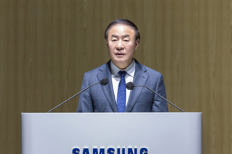 Hệ thống CEO kép của Samsung bị đặt câu hỏi