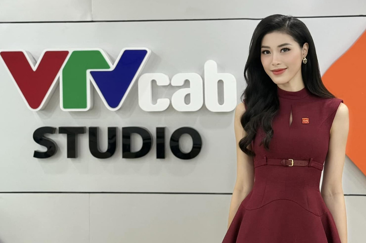Hoa khôi bóng chuyền Đặng Thu Huyền 'biến hình' thành MC truyền hình
