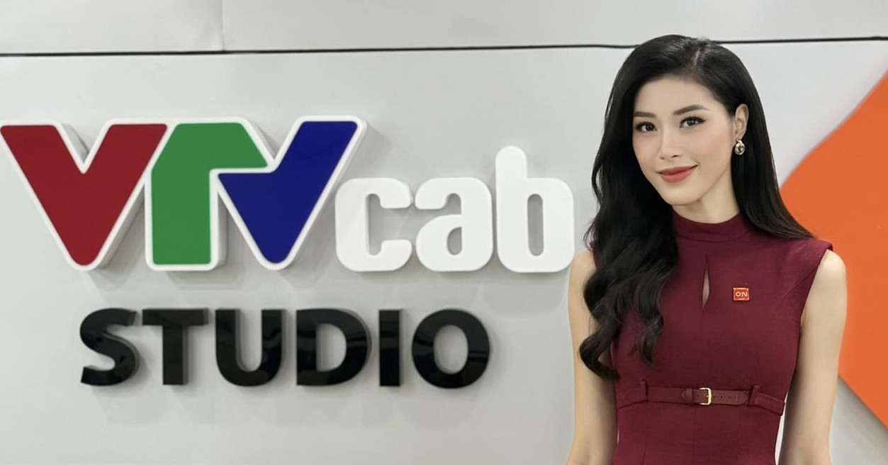 Hoa khôi bóng chuyền Đặng Thu Huyền 'biến hình' thành MC truyền hình