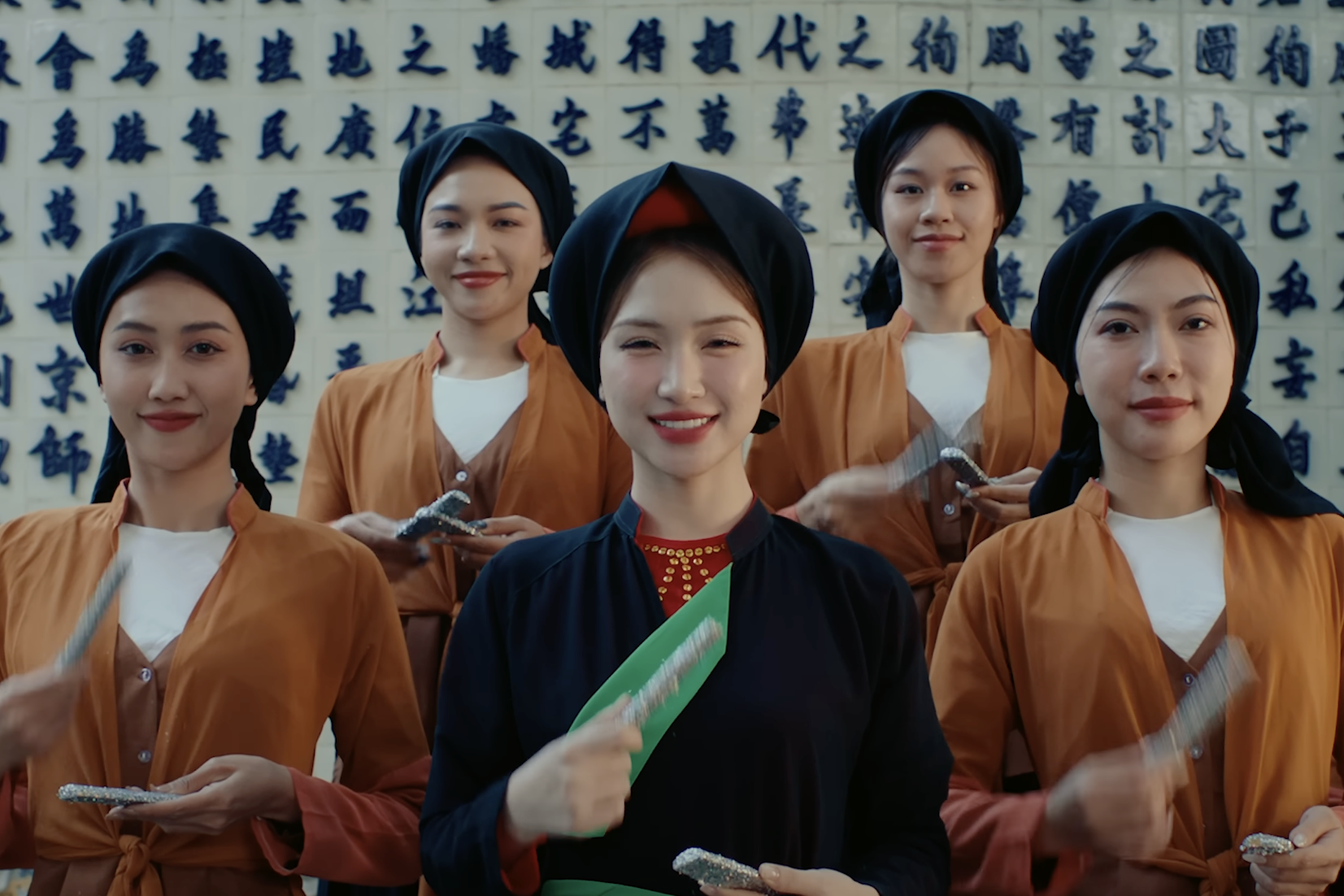 Hòa Minzy xúc động khi ‘Bắc Bling’ cán mốc 100 triệu view, tiết lộ điều đặc biệt