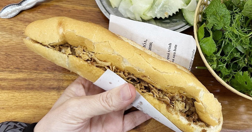 Kiểm nghiệm mẫu bánh mì nghi gây ngộ độc cho 33 học sinh