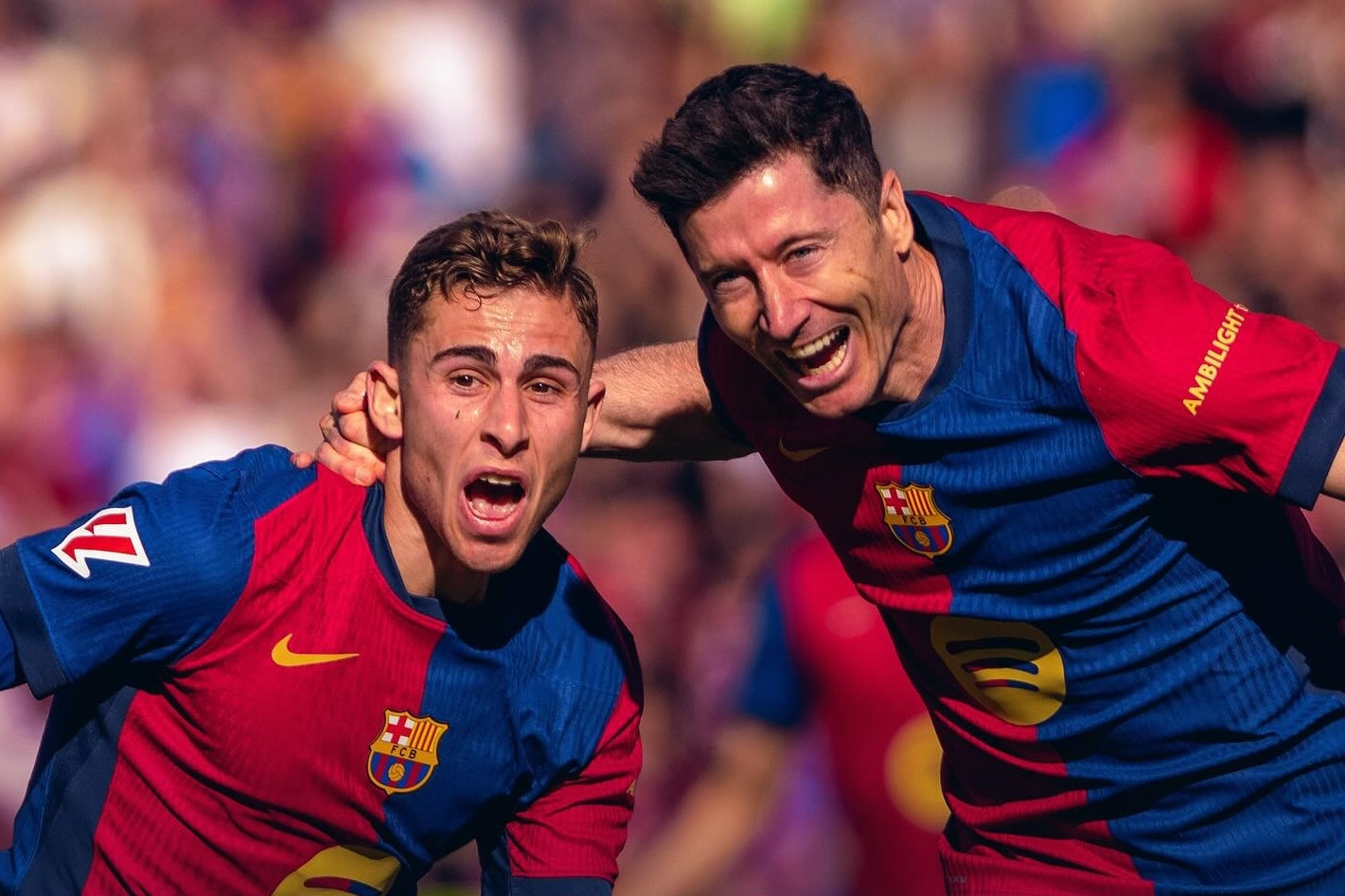 Lewandowski lập cú đúp, Barcelona củng cố ngôi đầu