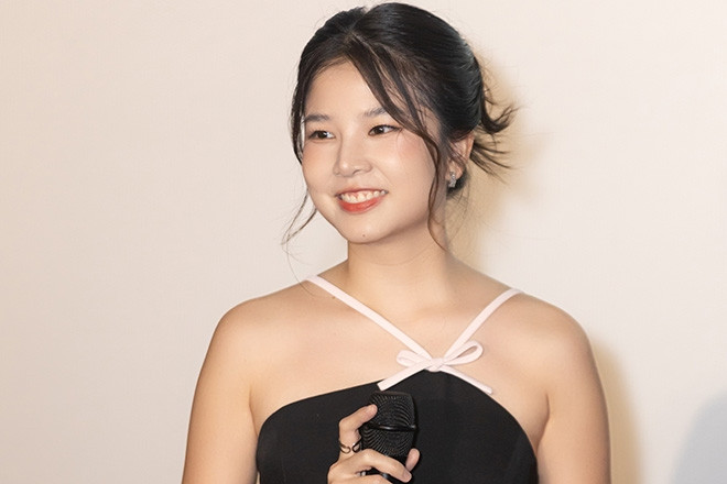 Mỹ nhân ‘Tuổi nổi loạn’ gây chú ý ở thảm đỏ Việt