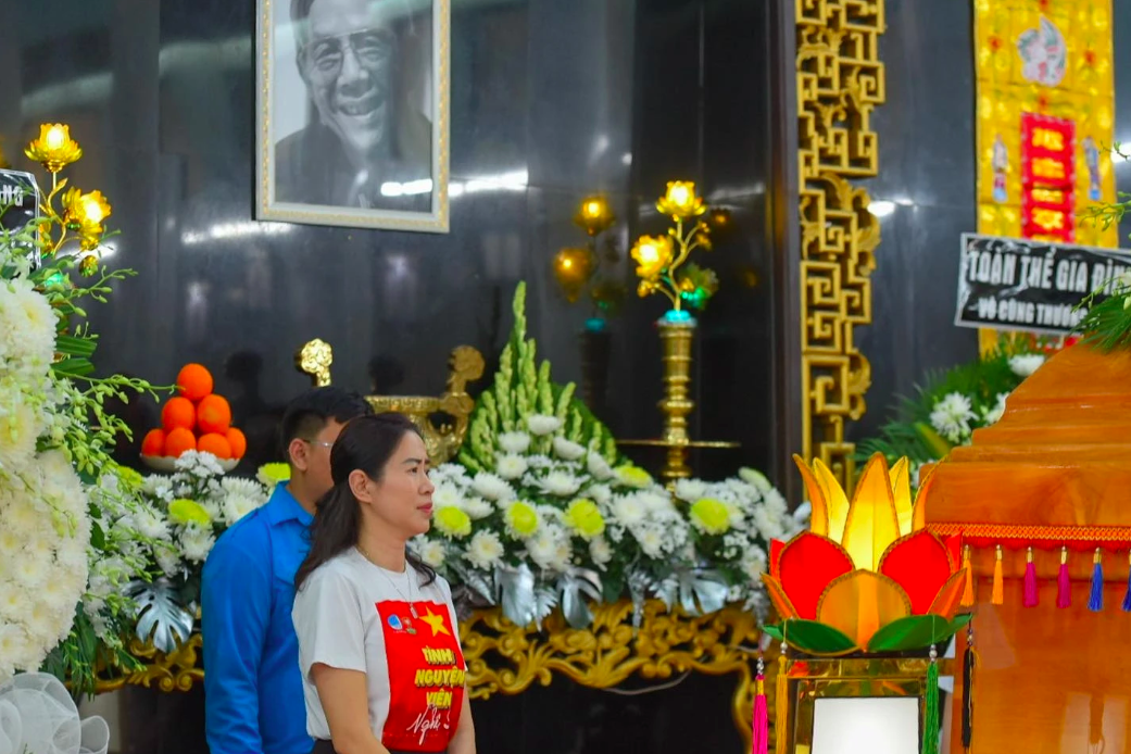 Nghệ sĩ Việt viếng nhạc sĩ Lư Nhất Vũ - tác giả &amp;apos;Cô gái Sài Gòn đi tải đạn&amp;apos;