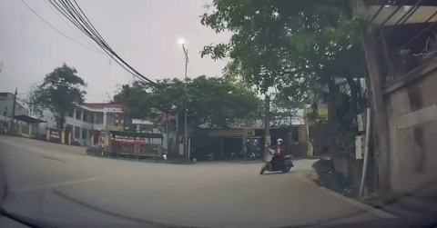 Nóng trên đường: Người đi xe máy tự ngã trong một tình huống khó hiểu