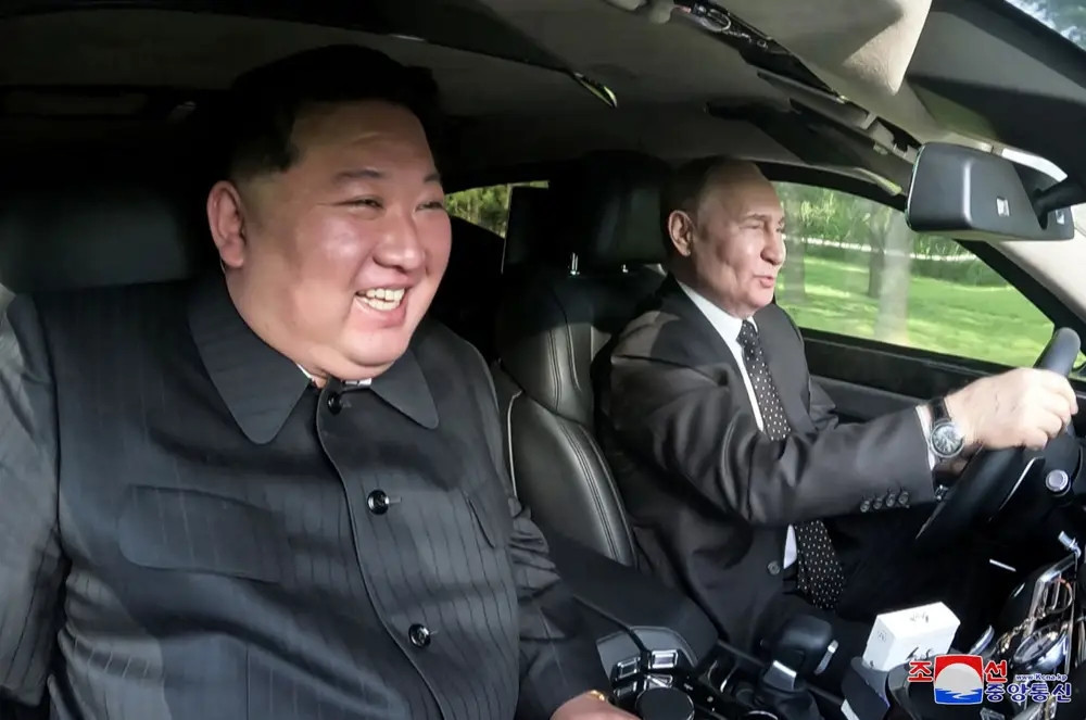 Ong Putin lai xe cho Kim Jongun.jpg