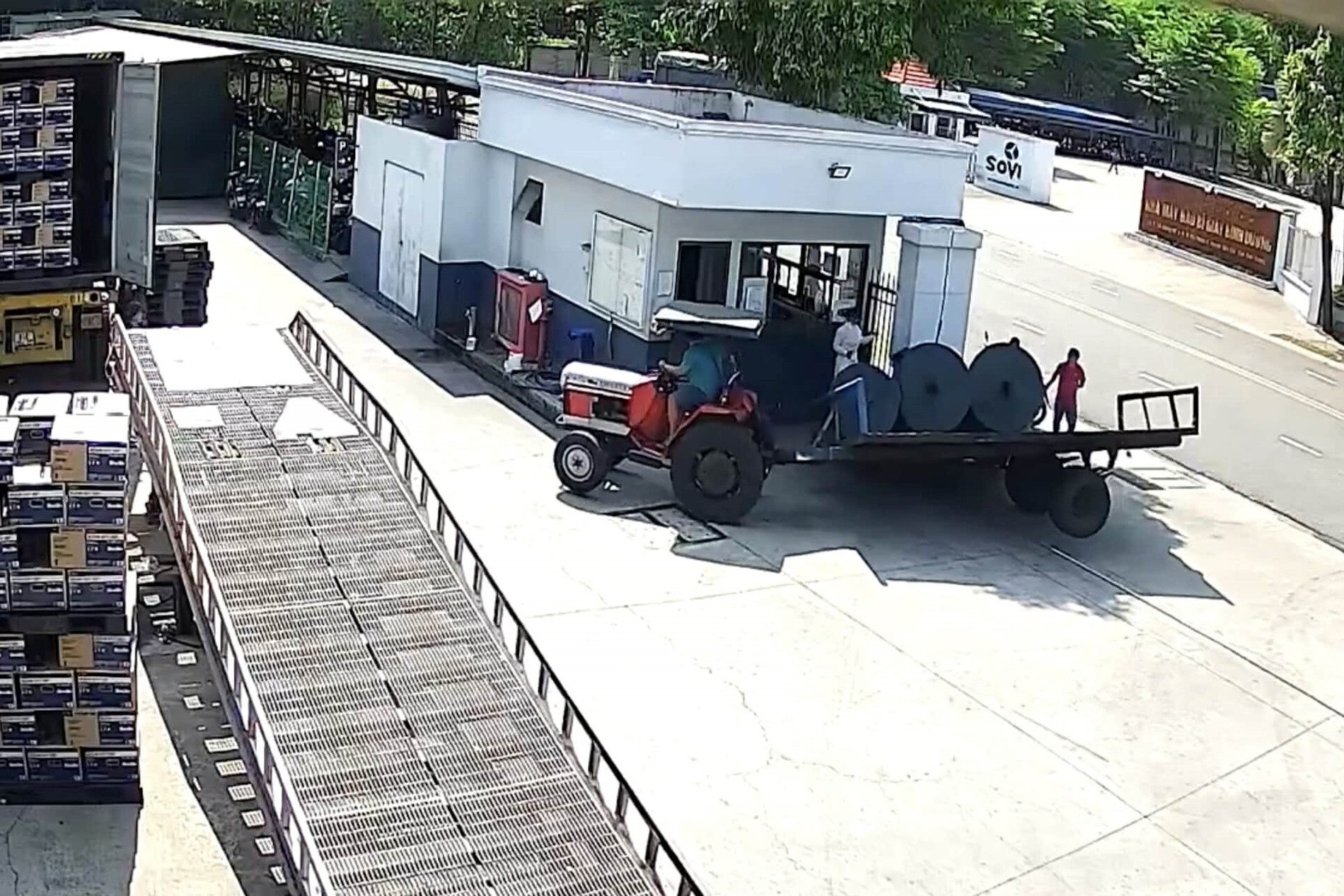 Vụ 3 cuộn vải bạt rơi khỏi ô tô đè chết nam bảo vệ: Khởi tố tài xế