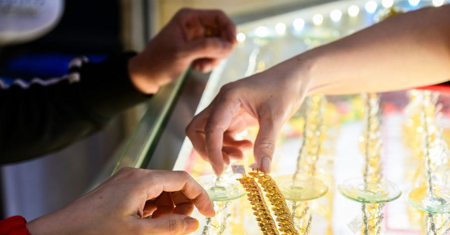 Giá vàng hôm nay 1/4/2025: Chờ động thái mới từ nước Mỹ, vàng tăng không ngừng