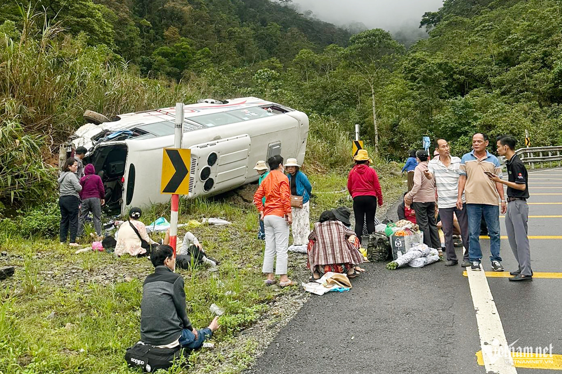 Bản tin trưa 31/3: Lật xe chở 25 người trên đèo Khánh Lê, hành khách hoảng loạn