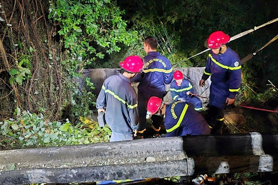 Bản tin cuối ngày 30/3: Ô tô khách lao xuống vực ở Bảo Lộc, 1 người chết