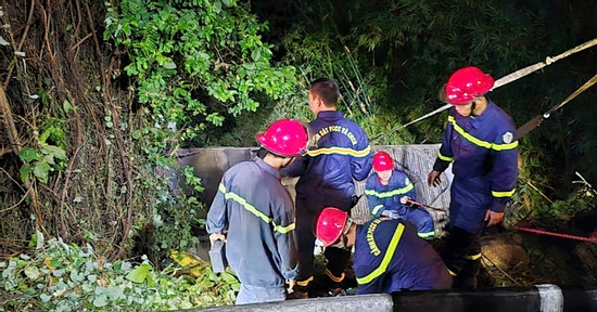 Bản tin cuối ngày 30/3: Ô tô khách lao xuống vực ở Bảo Lộc, 1 người chết