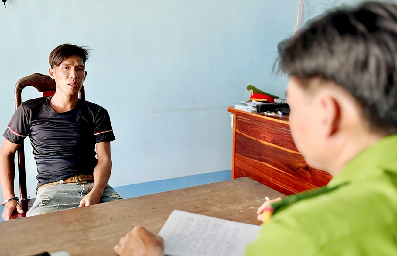 Bé 8 tuổi bị cha dượng tung lên cao rồi thả xuống sàn đã tử vong