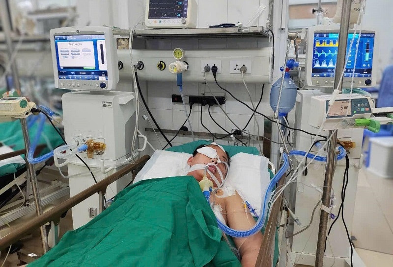 Bố mẹ nghèo không lo đủ 25 triệu đồng phẫu thuật cứu con trai