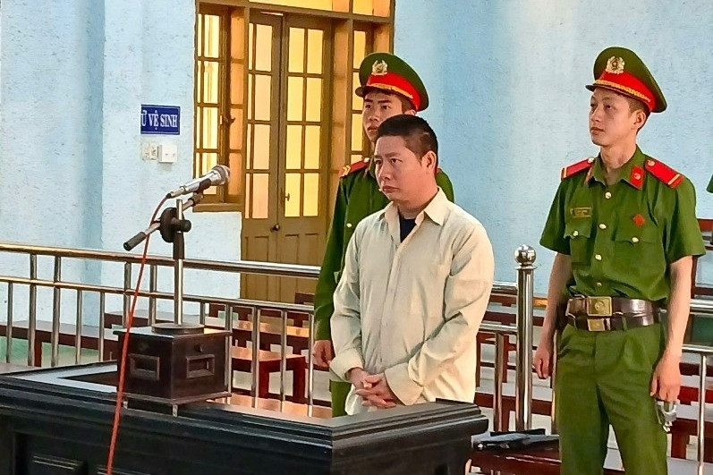 Cha dượng hiếp dâm con riêng của vợ lĩnh án 19 năm tù
