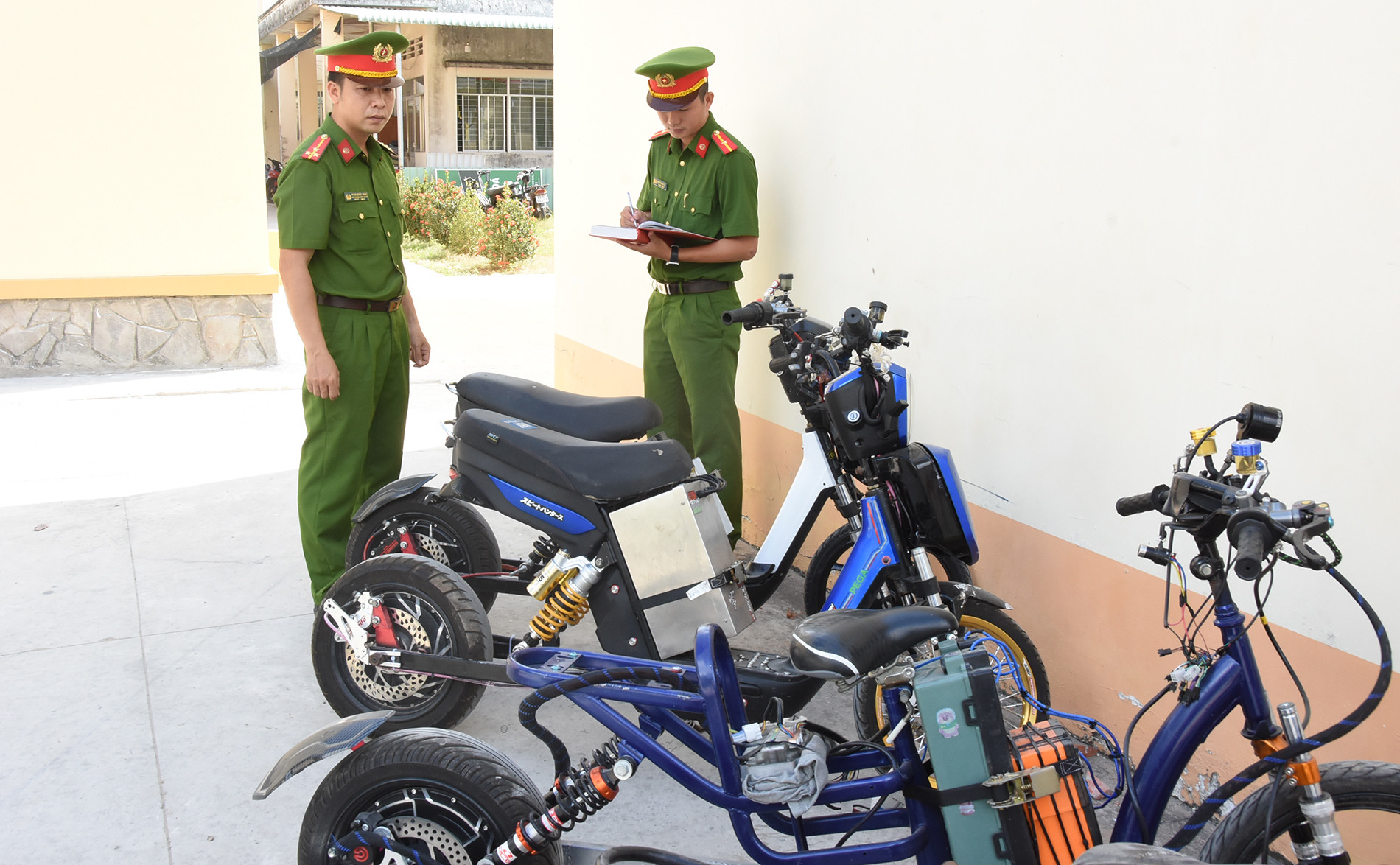 Công an xã Thanh Bình, huyện Chợ Gạo kiểm tra các trường hợp xe đạp điện vi phạm. ảnh Lê Hoài.JPG