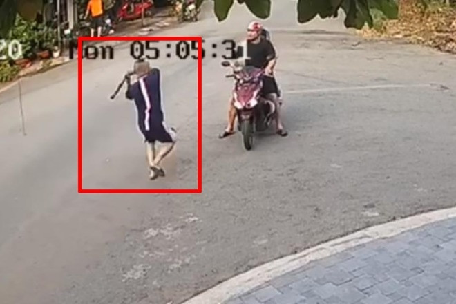 Cục CSGT yêu cầu xác minh clip tài xế ô tô vung gậy bóng chày hành hung người đi xe máy