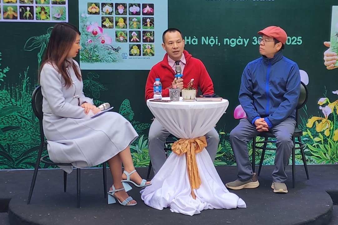 Cuốn sách song ngữ đầu tiên về lan hài Việt Nam