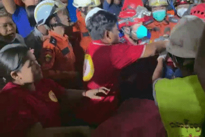 Cứu được người phụ nữ từ đống đổ nát sau hơn 60 giờ động đất