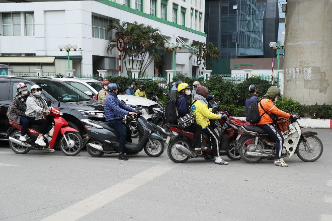 Dừng đèn đỏ kiểu 'khôn lỏi' ở Hà Nội, tài xế ngỡ ngàng khi nhận phiếu phạt