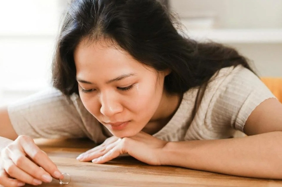 Gặp lại tình đầu sau buổi họp lớp 25 năm, người phụ nữ mất cả gia đình