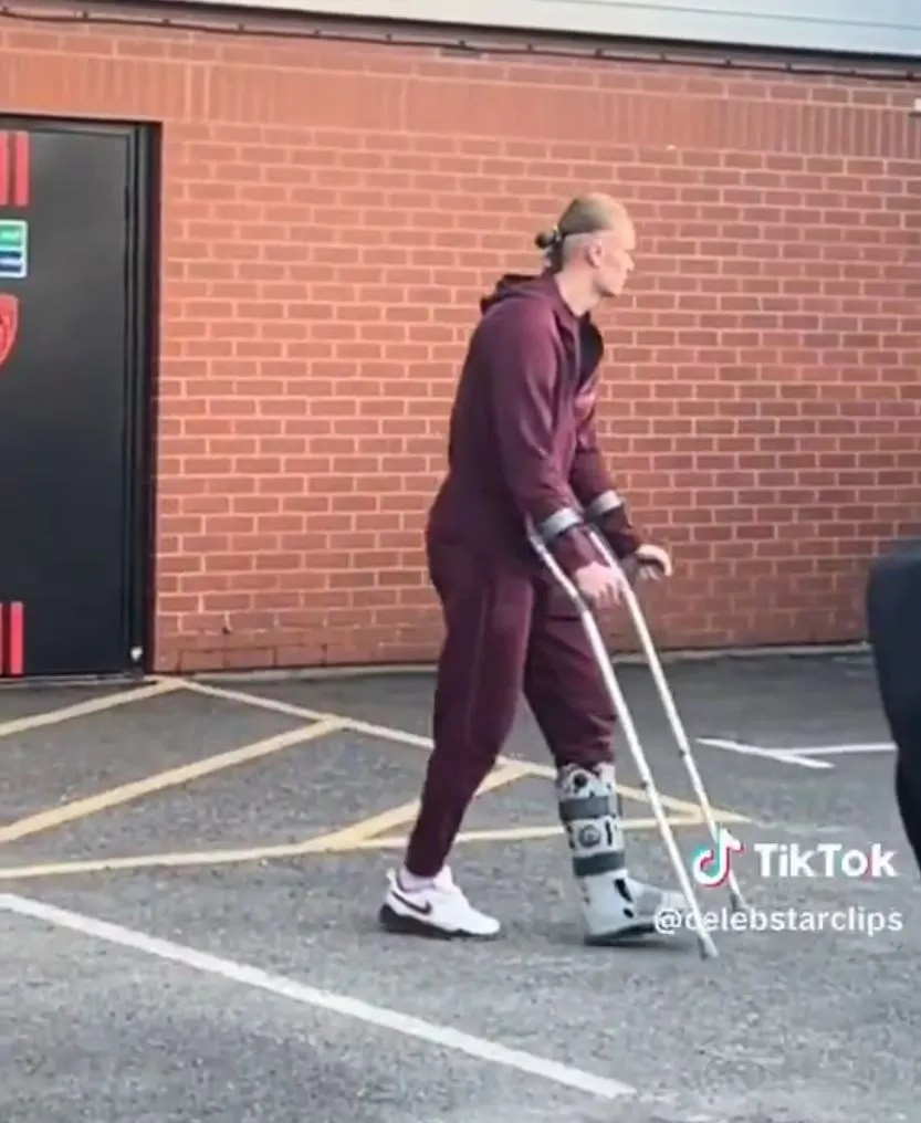 Haaland chan thuong the Sun 1.jpg