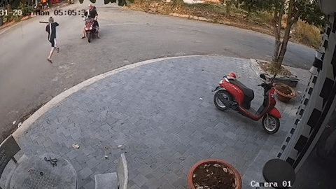 Vụ tài xế ô tô vung gậy bóng chày đánh người chở con nhỏ: Công an xác định biển số, chủ xe