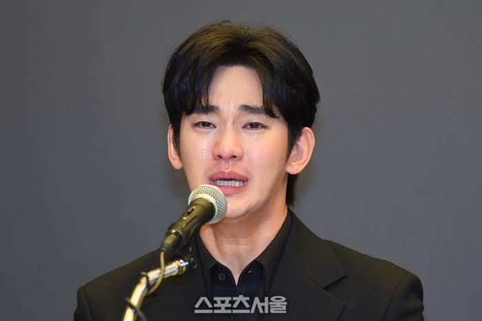 Họp báo khẩn: Kim Soo Hyun tố cáo bằng chứng giả mạo, xác nhận từng yêu Kim Sae Ron