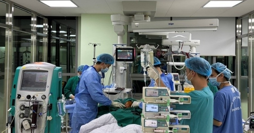 Mổ cấp cứu cho người đàn ông Hà Nội hôn mê, nguy kịch vì đau răng