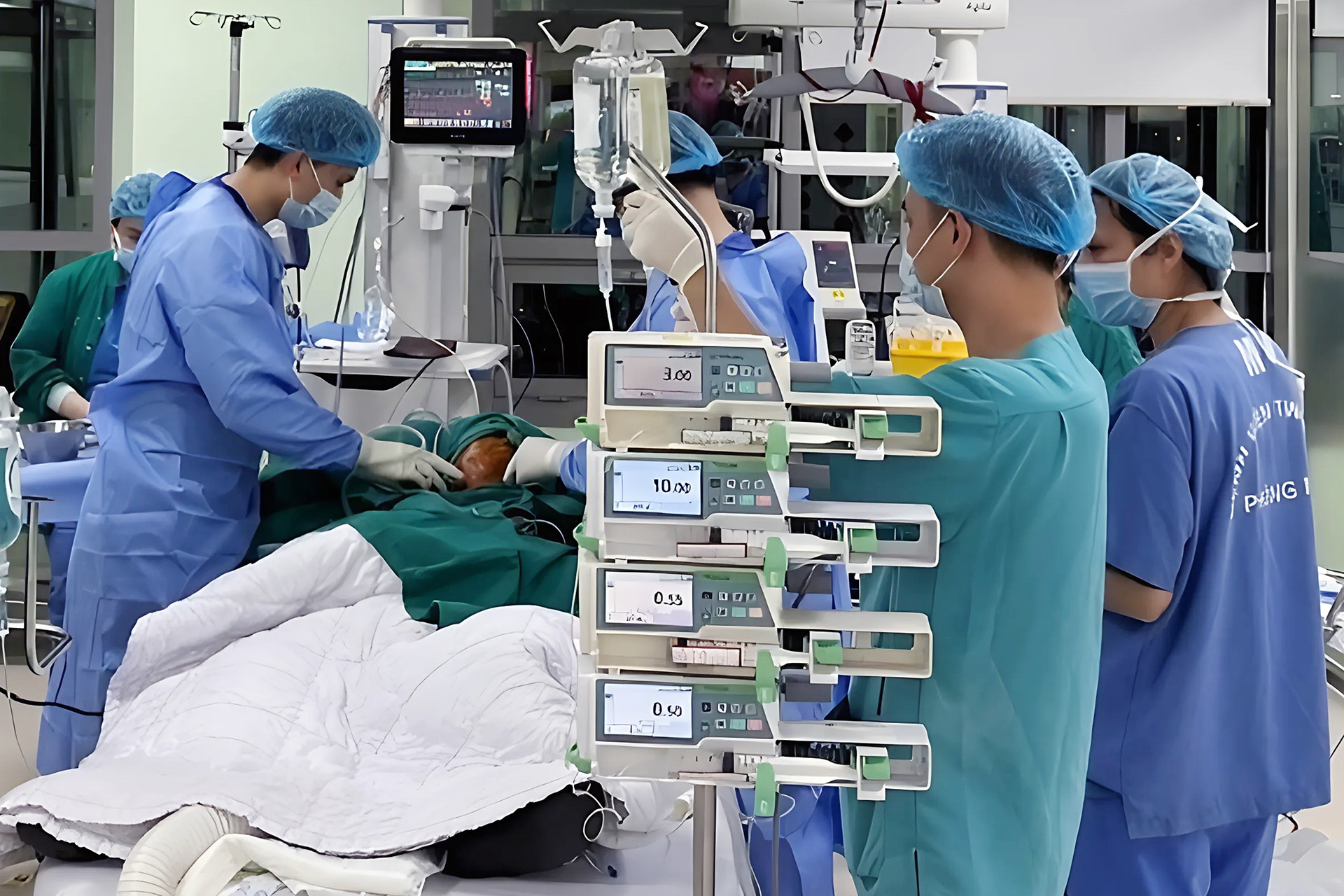 Mổ cấp cứu cho người đàn ông Hà Nội hôn mê, nguy kịch vì đau răng