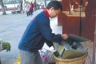 Người đàn ông phát hiện nhiều cọc tiền trong máy tính cũ