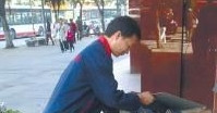 Người đàn ông phát hiện nhiều cọc tiền trong máy tính cũ