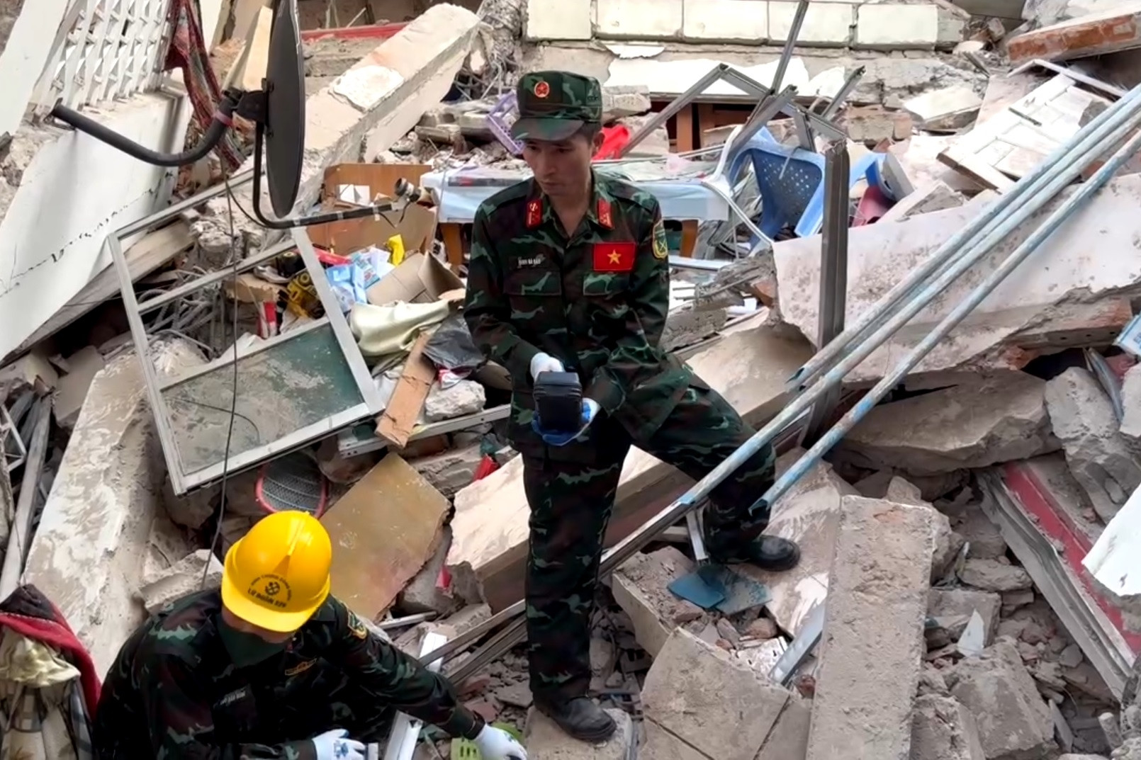 Người phụ nữ Myanmar có con bị mất tích nghẹn ngào khi được quân đội Việt Nam giúp
