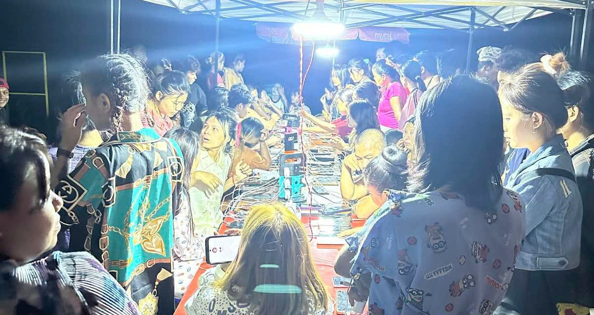 Nhân viên Viettel thức trắng đêm dựng lều bạt, hỗ trợ người dân Myanmar