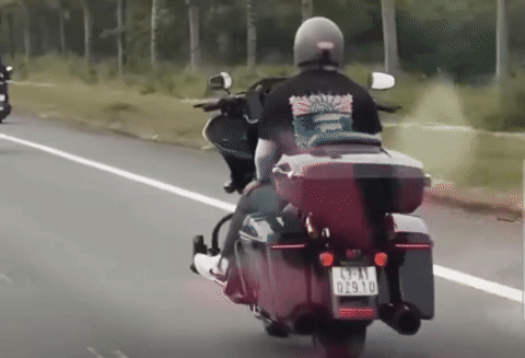 Công an xác minh nhóm 'quái xế' chạy mô tô phân khối lớn, thản nhiên buông cả 2 tay