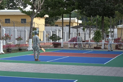 Phạm nhân chơi Pickleball trong trại giam Xuyên Mộc
