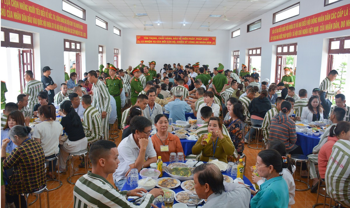 Phạm nhân chơi Pickleball trong trại giam Xuyên Mộc sau giờ lao động, cải tạo..jpg